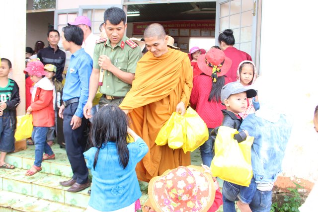 Đăk Nông: Trao quà trung thu cho trẻ em xã Đắk R'moan