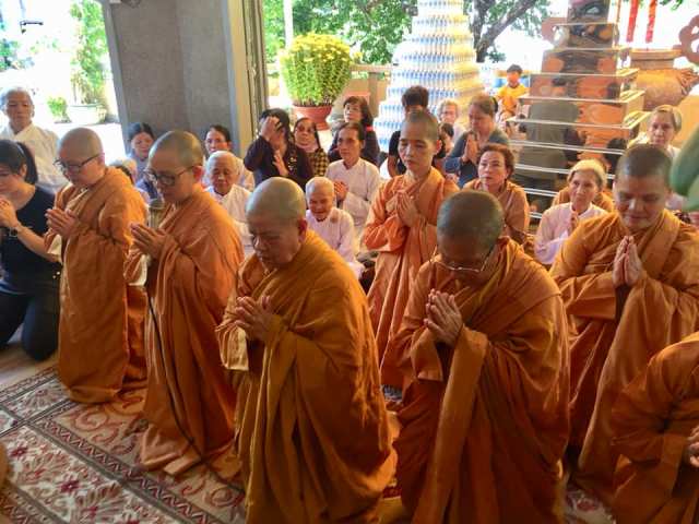 Chư Tôn đức Ni thăm cúng dường TX. Trung Tâm nhân dịp xuân Kỷ Hợi