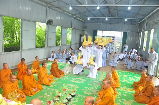 Video: TỊNH XÁ NGỌC ĐẠT: Dâng y Ca Sa, An vị tượng Bồ tát - khai Đại Hồng Chung năm 2019