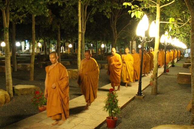 Khóa tu Khất sĩ lần thứ 30: Bước chân thiền dưới ánh đèn đêm