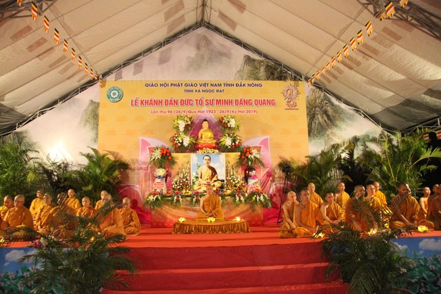 Video: Tịnh xá Ngọc Đạt đêm hoa đăng mừng khánh đản lần thứ 96 của Tổ sư Minh Đăng Quang