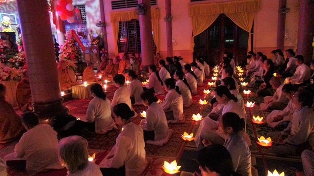 Gia Lai: Đêm hoa đăng thấm tình đạo vị thầy trò