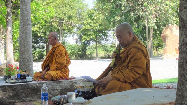 Khóa tu truyền thống lần thứ 30: HT. Giác Toàn thọ trai trong vườn Sa La với các hành giả