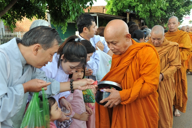 Tự tứ Giáo đoàn III: Chư Tôn đức trì bình khất thực gieo duyên với bá tánh 