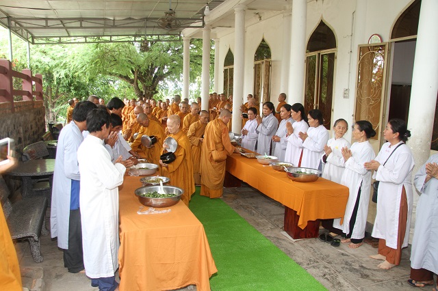 Khóa tu Ni giới Giáo đoàn III: 
HT. Giác Thành và TT. Giác Hành đến với hội chúng