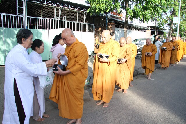 Khóa tu truyền thống lần thứ 30: Chư hành giả trì bình khất thực trước giờ khai mạc