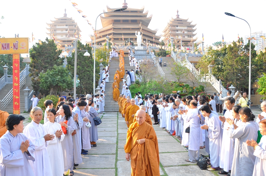 TPHCM: Trang nghiêm khất thực nhân ngày tưởng niệm 65 năm Tổ sư vắng bóng
