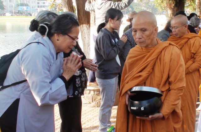 Chư Tôn đức Hệ phái Khất sĩ khất thực quanh hồ Xuân Hương (Đà Lạt)