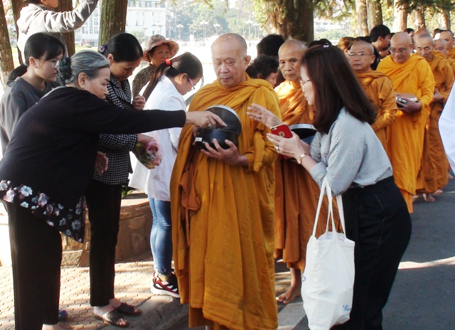 Chư Tôn đức Hệ phái Khất sĩ khất thực quanh hồ Xuân Hương (Đà Lạt)