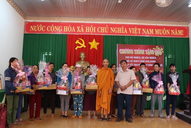 TX. Ngọc Đạt tiếp tục tặng gần 70 phần quà Tết đến bà con khó khăn.