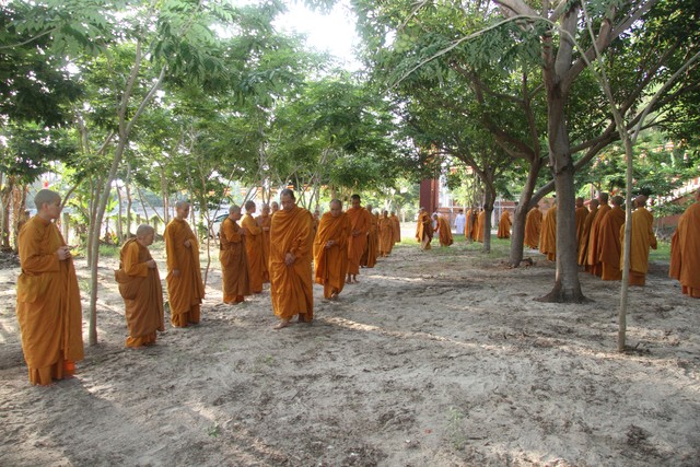 Ngày cuối khóa tu Ni giới Giáo đoàn III:
Chư hành giả tọa thiền, kinh hành dưới hàng cây 