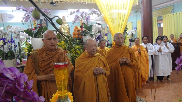 Giáo Đoàn III: Giáo phẩm giáo đoàn viếng tang cố NT. Ngoạt Liên