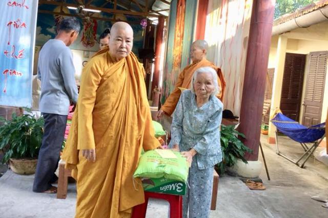 Tịnh xá Ngọc Trung phát 300 phần quà đến đồng bào bị lũ