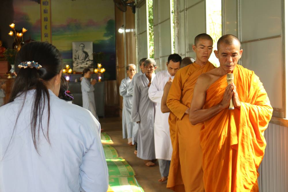 Hội viên người mù tham gia Khóa tu tại tịnh xá Ngọc Đạt