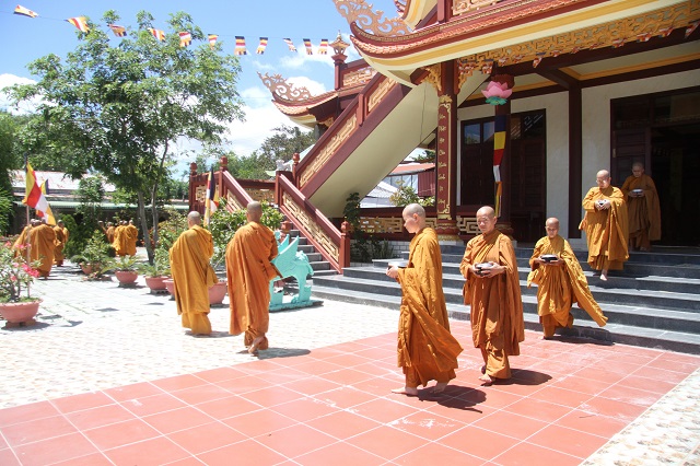 Ngày tu thứ 6: HT. Giác Trong và ĐĐ. Giác Tuyên đã có bài pháp đến hội chúng tu học