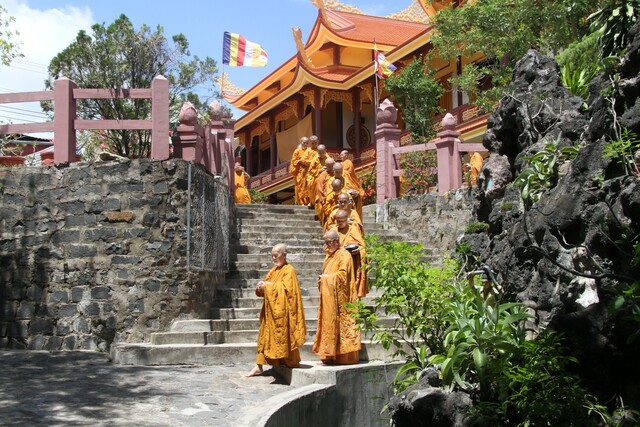 Khóa tu Ni giới Giáo đoàn III: Trang nghiêm cảnh chư hành giả khất thực nhận thực phẩm