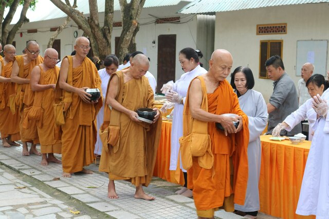 Khóa tu truyền thống lần thứ 29: Chư hành giả chánh niệm trì bình nhận thực phẩm