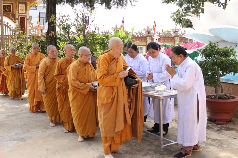 Lâm Đồng: Chùm ảnh Chư Tôn đức Ni khất thực ngày thứ hai của khóa tu Truyền thống NGHPKS lần thứ 34