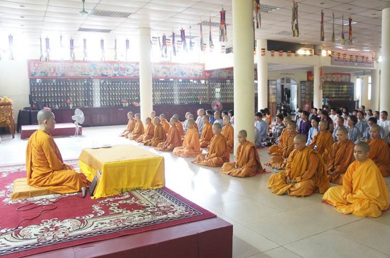 Chùa Pháp Vân: Gần 200 thiền sinh tham gia khóa Thiền do NS. Hằng Liên hướng dẫn