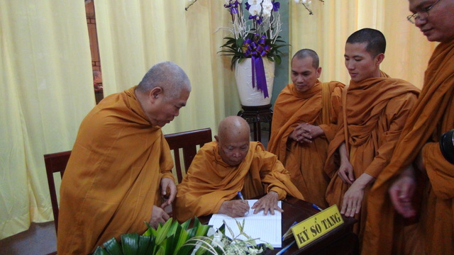 TPHCM: Chư Tôn đức giáo phẩm Hệ phái Khất sĩ viếng tang cố NT. Ngoạt Liên 