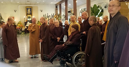 Phật tử mừng thọ thiền sư Thích Nhất Hạnh