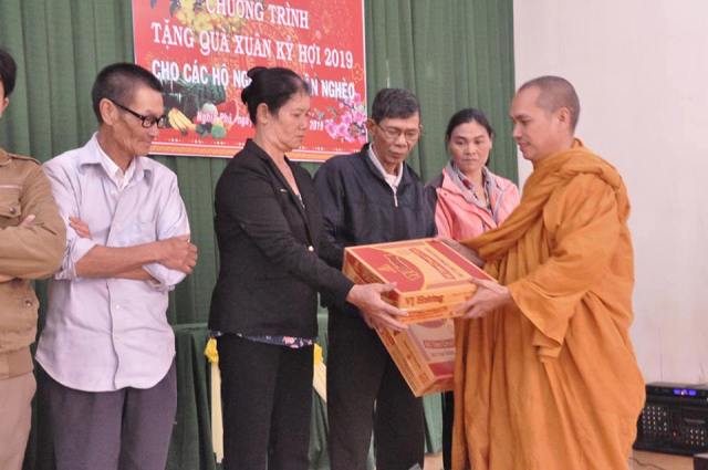 Video: Chương trình từ thiện đầu năm của Tịnh xá Ngọc Đạt