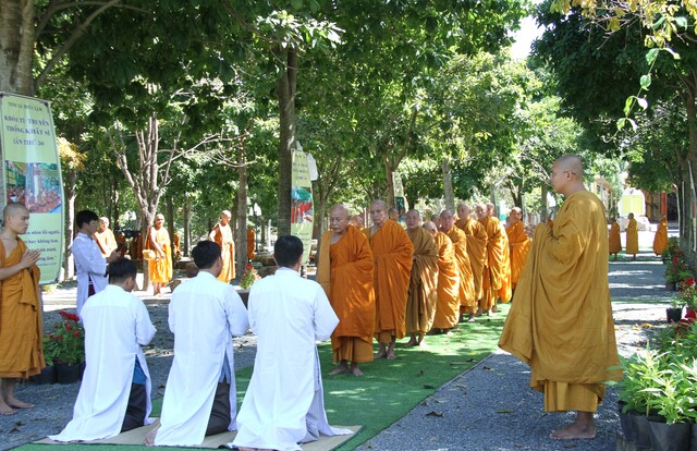 Khóa tu Khất sĩ lần thứ 30: Chư hành giả trang nghiêm khất thực nhận thực phẩm