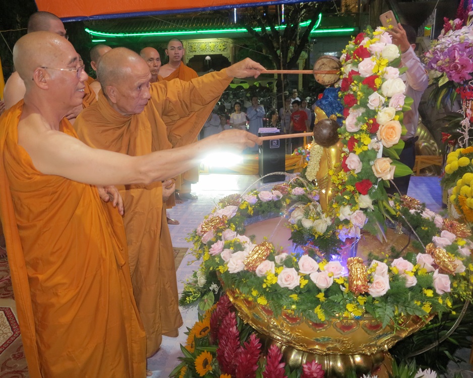 TX. Trung Tâm Q. Bình Thạnh trang nghiêm tổ chức Lễ tắm Phật