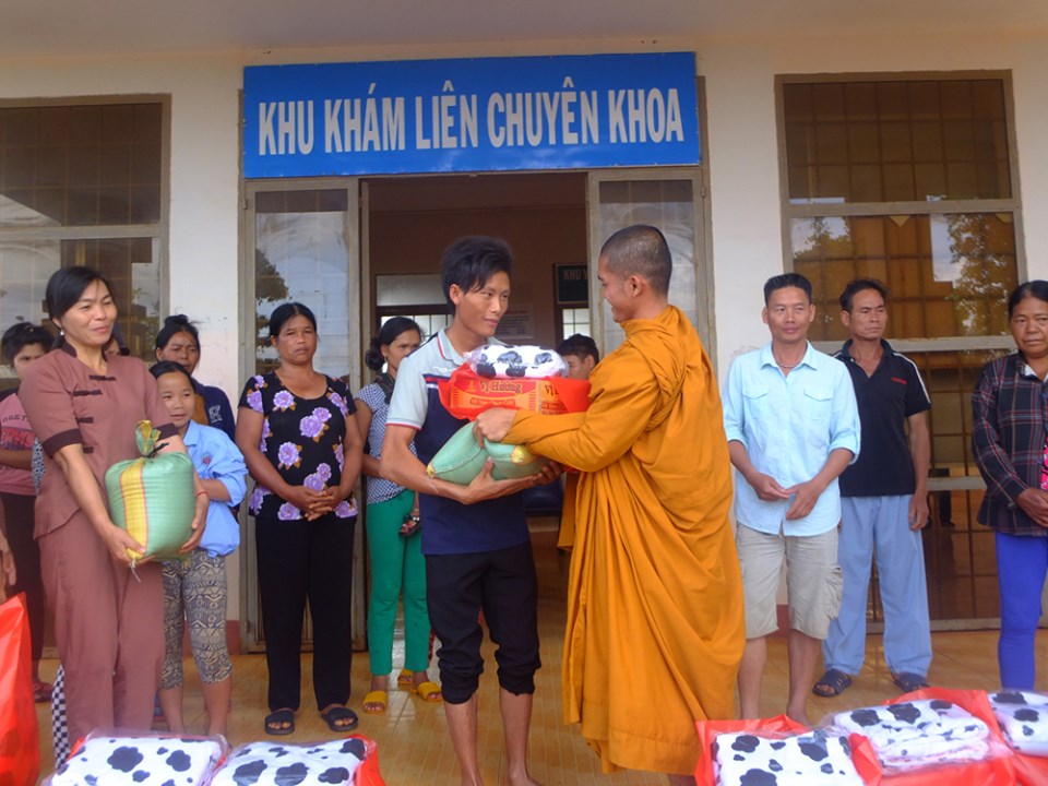 Tịnh xá Ngọc Đạt tiếp tục trao 30 xuất quà nhân dịp Phật đản