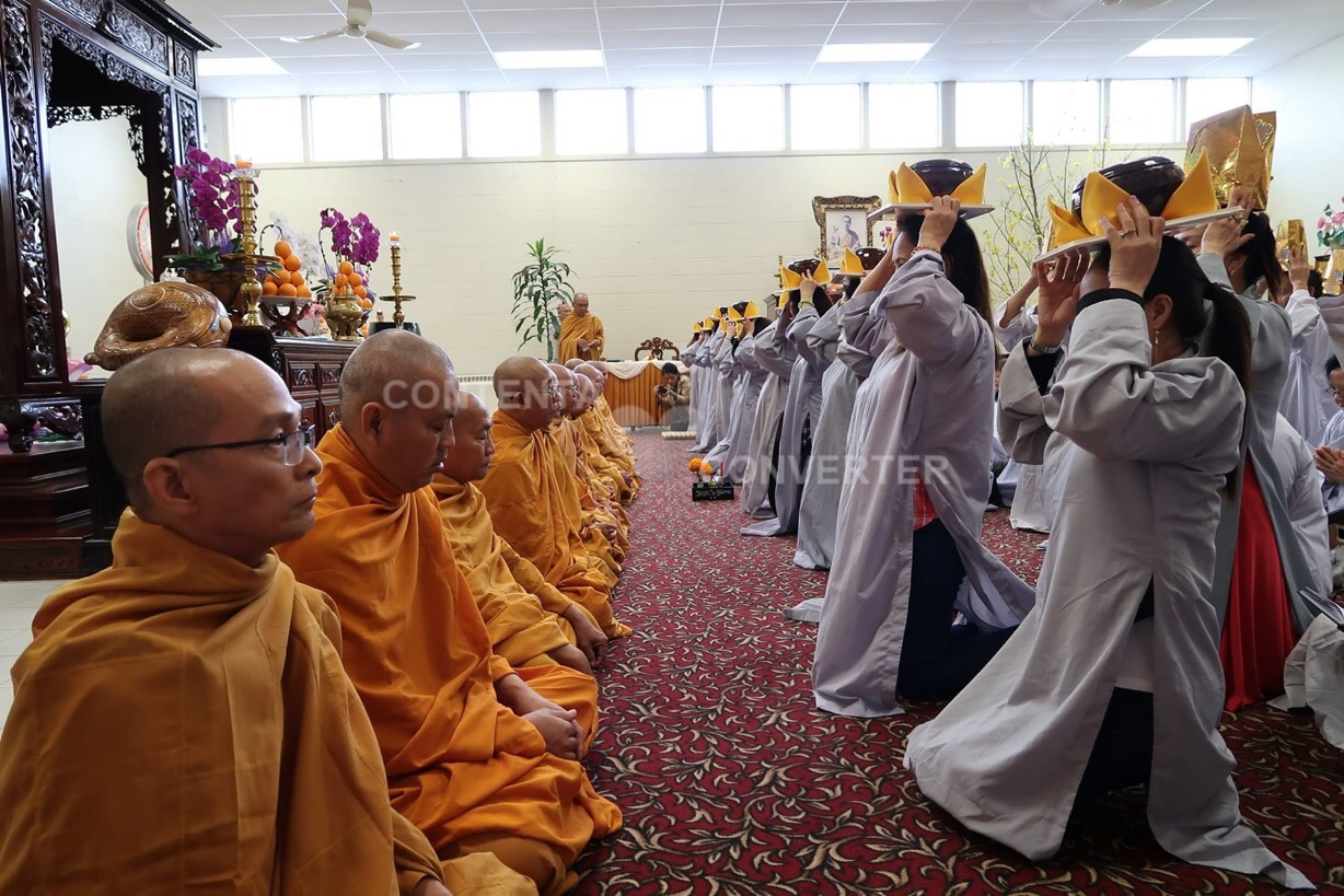 Tịnh xá Minh Đăng Quang - Canada: Chư Tôn đức Khất sĩ Việt Nam qua thăm và dự lễ Vu lan, dâng y Ca Sa