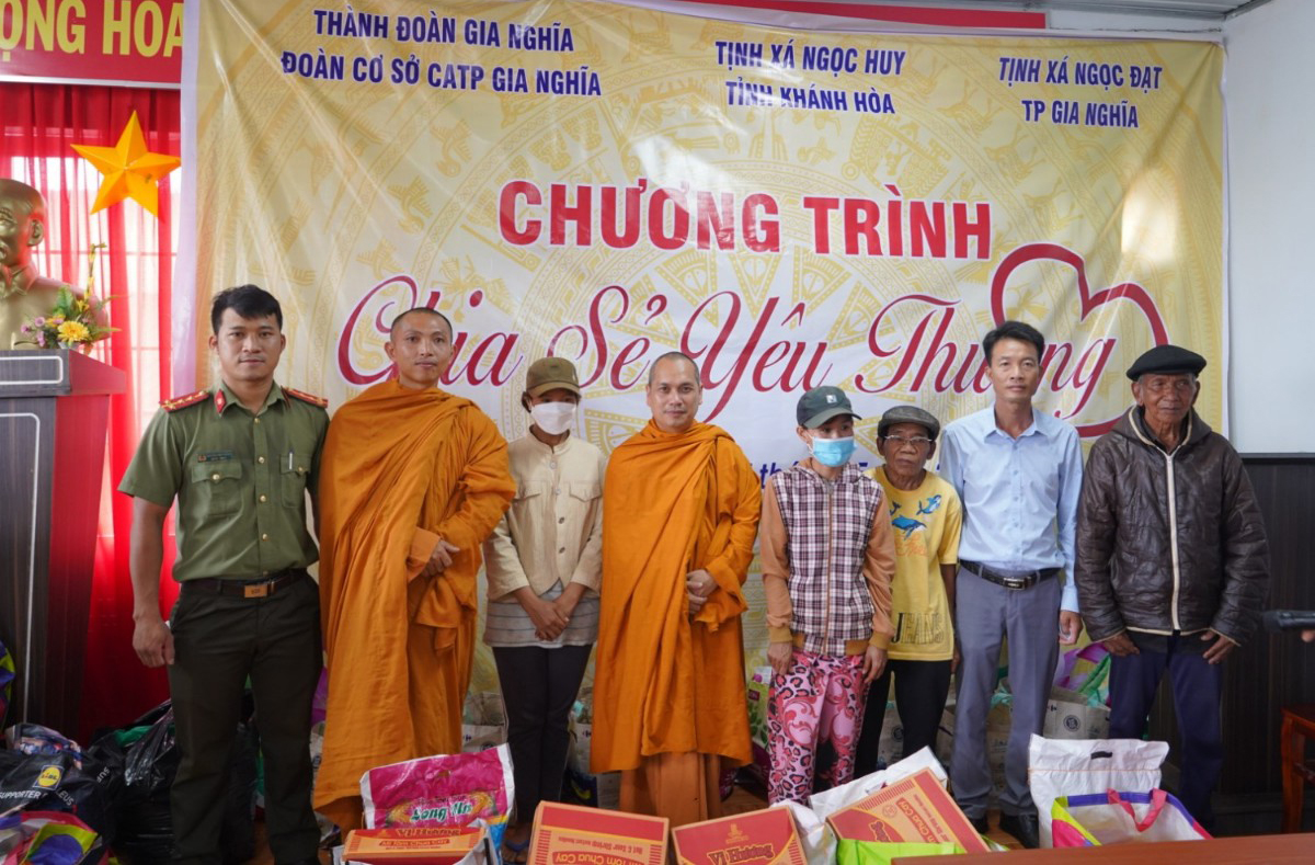 Tịnh xá Ngọc Đạt và Tịnh xá Ngọc Huy trao tặng 200 phần quà nhân Đại lễ Phật đản Phật lịch 2566.