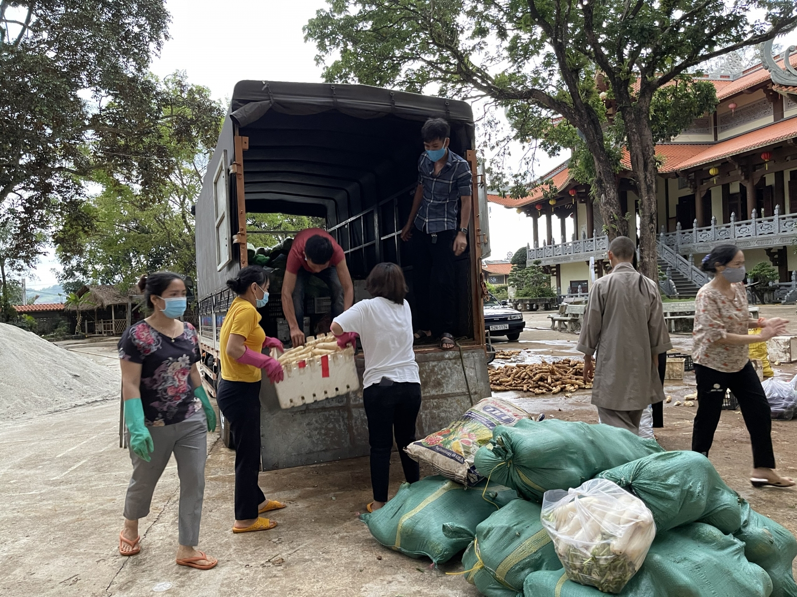 Chuyến xe nông sản gửi gắm yêu thương hướng về TP. HCM chung tay đẩy lùi dịch bệnh.