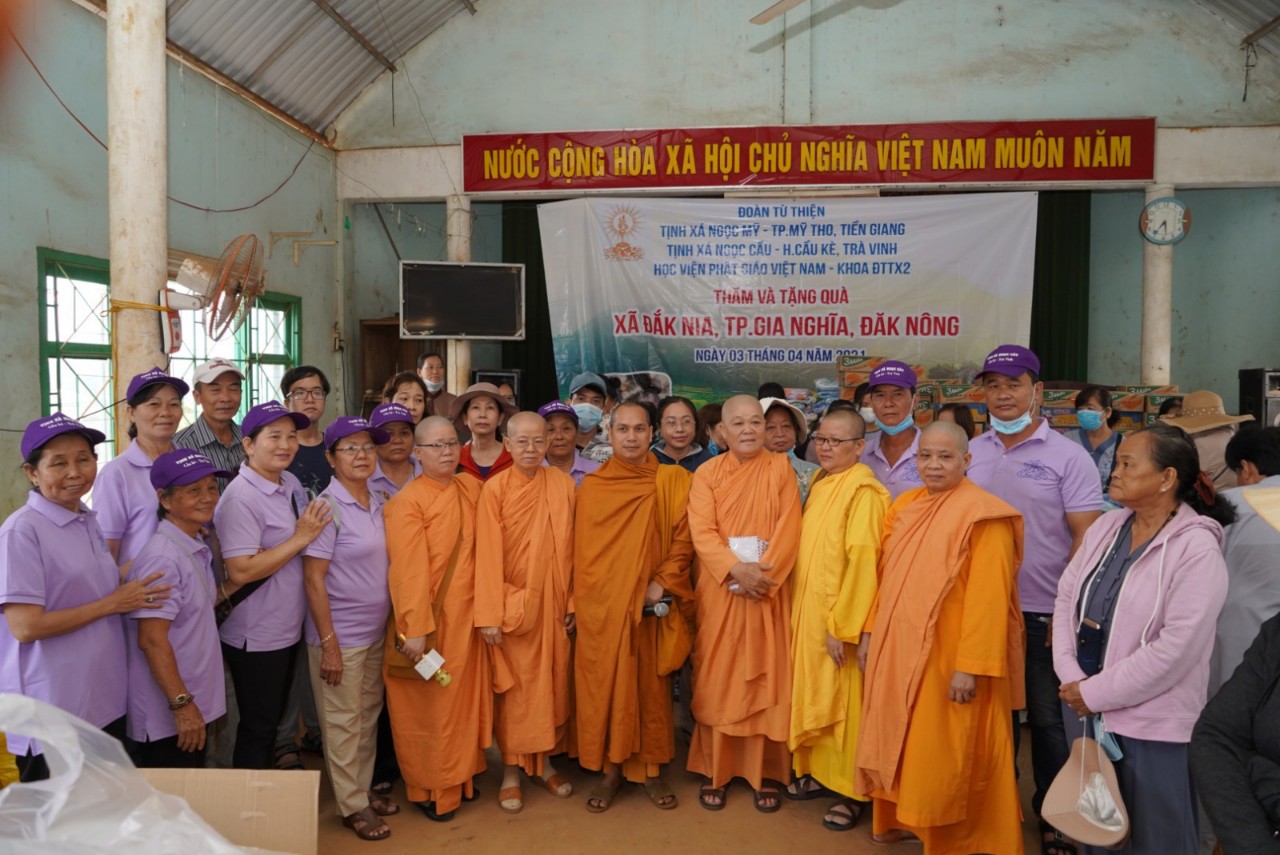 Đắk Nông: Các tịnh xá Ni giới Khất sĩ tặng 200 phần quà