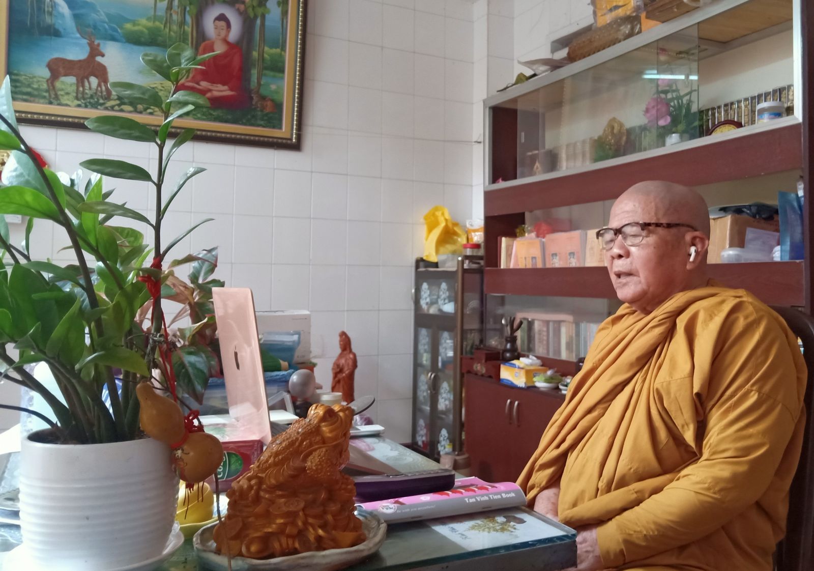 
Nhị vị Giáo phẩm sách tấn chúng An cư