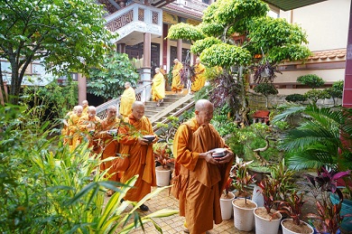Khóa tu truyền thống Giáo đoàn III: Chư hành giả trì bình khất thực trước nhận thực phẩm trong 2 ngày đầu của Khóa tu