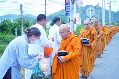 Khánh Hòa: Chư Tôn đức Giáo đoàn III trì bình khất thực tưởng niệm ngày cố Trưởng lão Giác Phải viên tịch