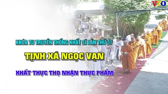 Chư hành giả khất thực nhận thực phẩm tại Khoá tu truyền thống Khất sĩ lần thứ 31