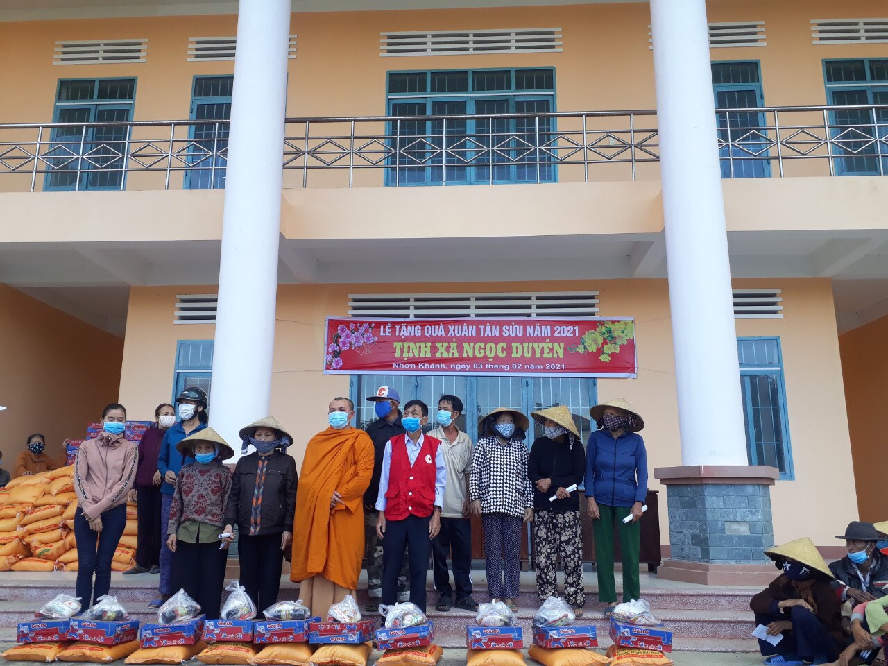 An Nhơn: Tịnh xá Ngọc Duyên phát quà “ Gạo Đỏ Lửa” nhân dịp xuân Tân Sửu.