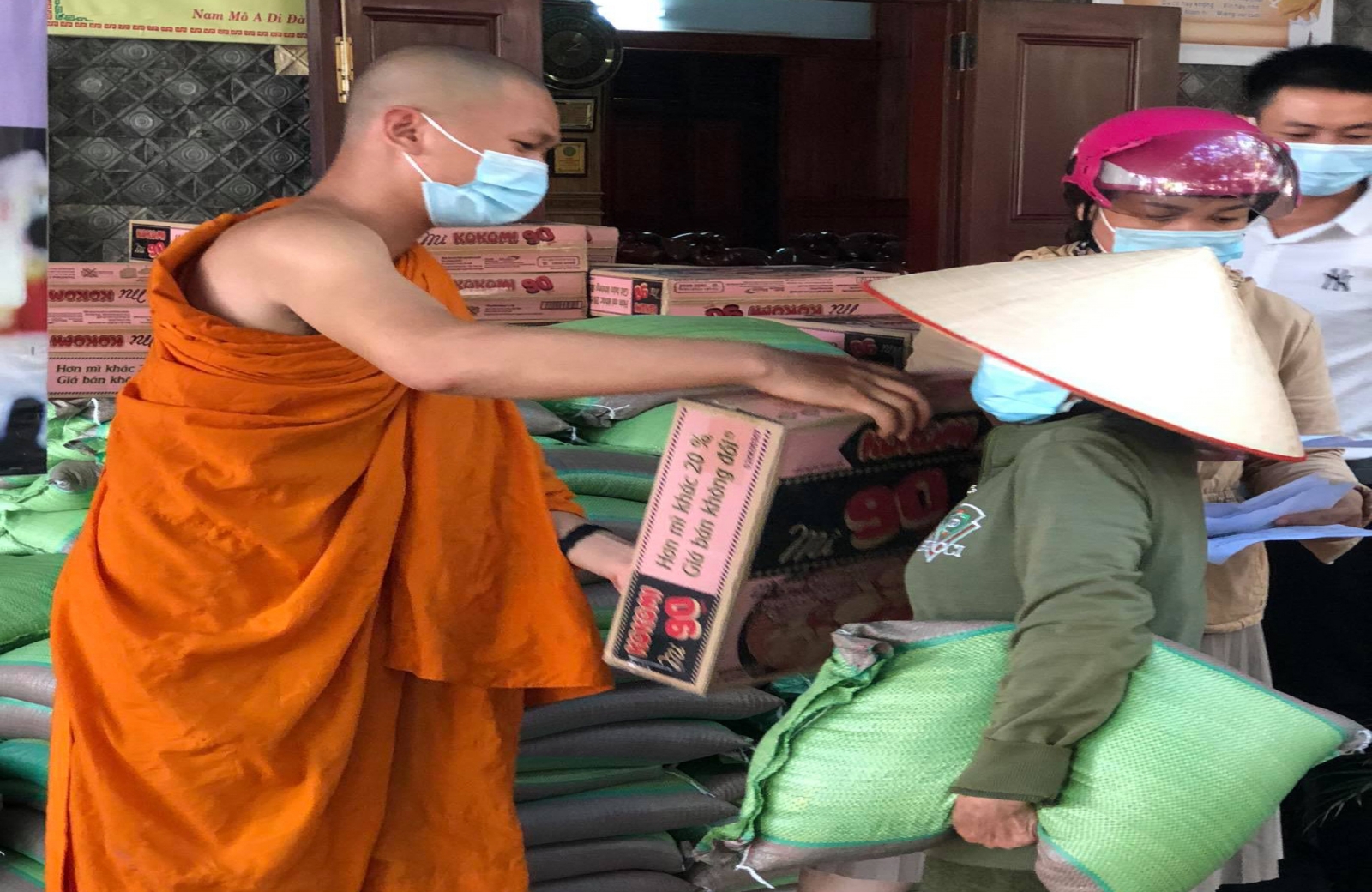 Gia Lai: Tịnh xá Ngọc Lai phát 100 phần quà nhân dịp Đại lễ Phật đản PL. 2565