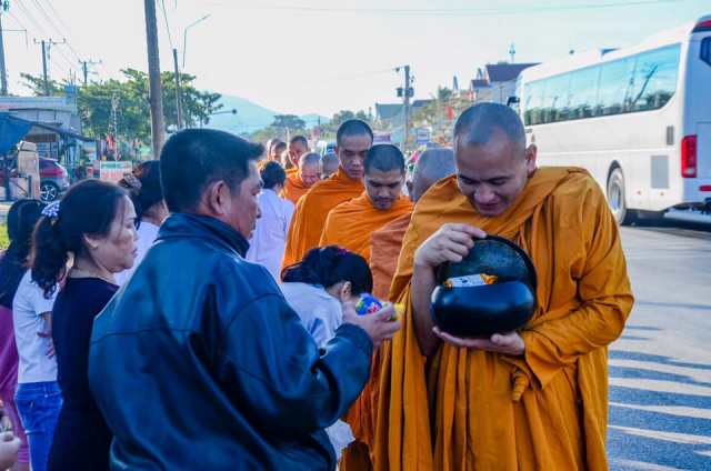 Đồng Nai: Chư tăng Tịnh xá Ngọc Hưng trì bình khất thực đầu năm