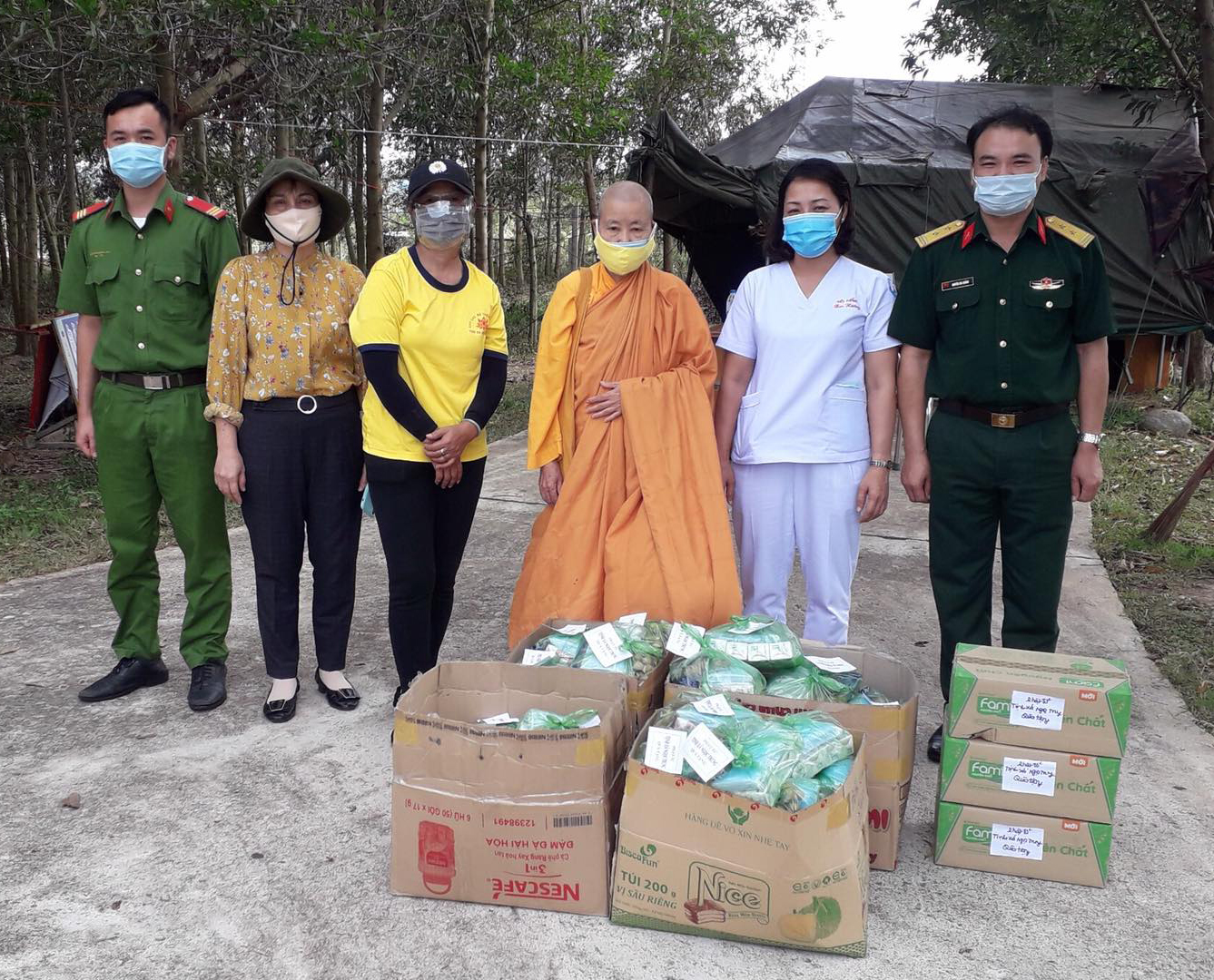 Tịnh xá Ngọc Trung thăm và tặng quà đến 3 khu cách ly y tế địa phương