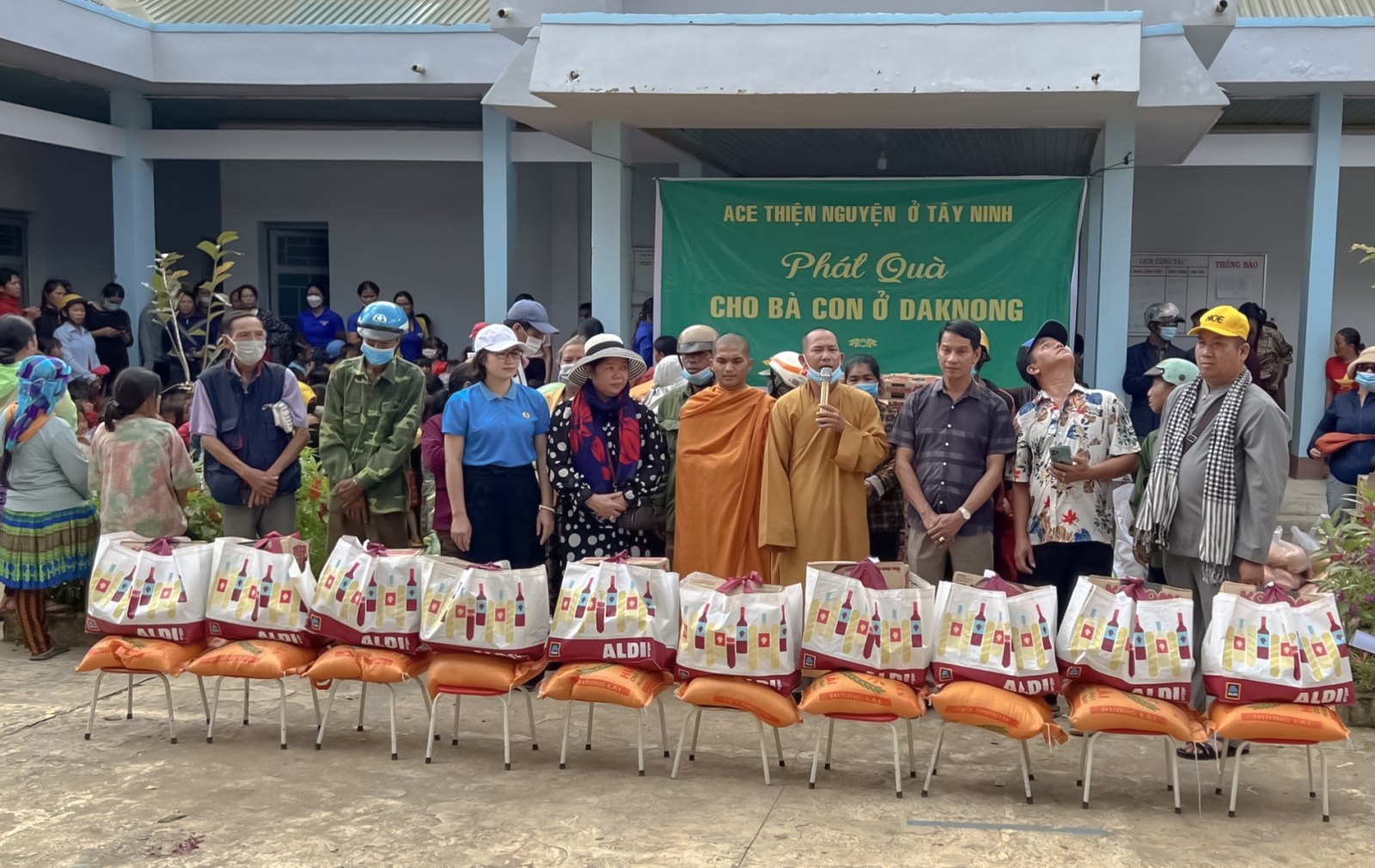 Đạo tràng Ngọc Tâm trao tặng 500 phần quà cho bà con có hoàn cảnh khó khăn tại xã Đăk R’Măng