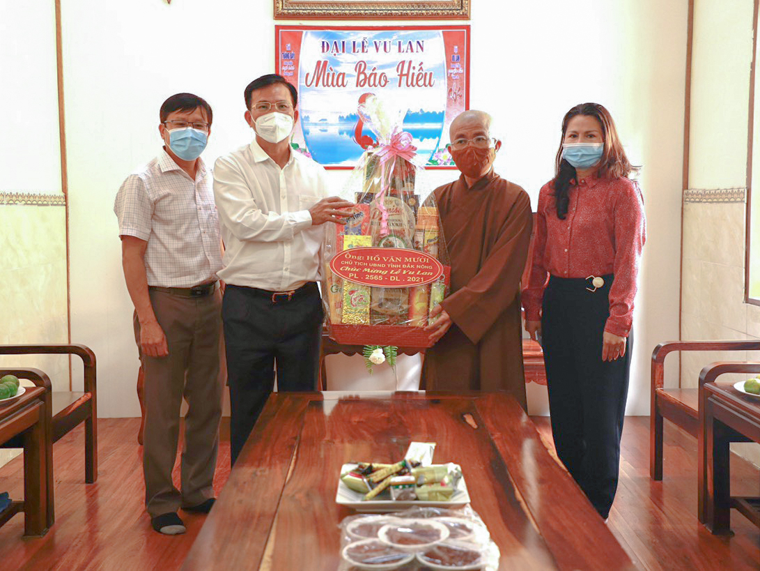 Chủ tịch Ủy ban nhân dân tỉnh Đăk Nông thăm và chúc mừng Lễ Vu Lan báo hiếu tại Chùa Pháp Hoa.