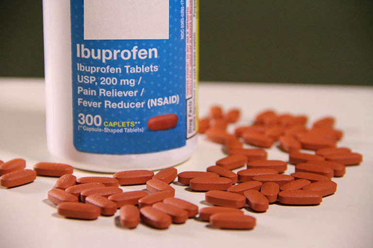 Tránh dùng các thuốc giảm đau như ibuprofen hay non-steroide ngay trước khi tiêm vắc xin COVID-19 vì chúng có thể làm giảm hiệu quả của vắc xin.